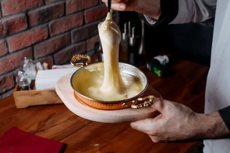 Fondue jurassienne : la recette authentique au Comté pour un repas convivial