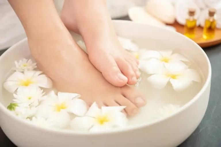 Remèdes de grand-mère pour les pieds gonflés : 12 solutions naturelles efficaces