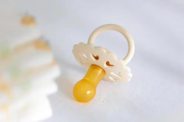 Attache tétine : le guide pratique pour un accessoire sûr, durable et vraiment utile