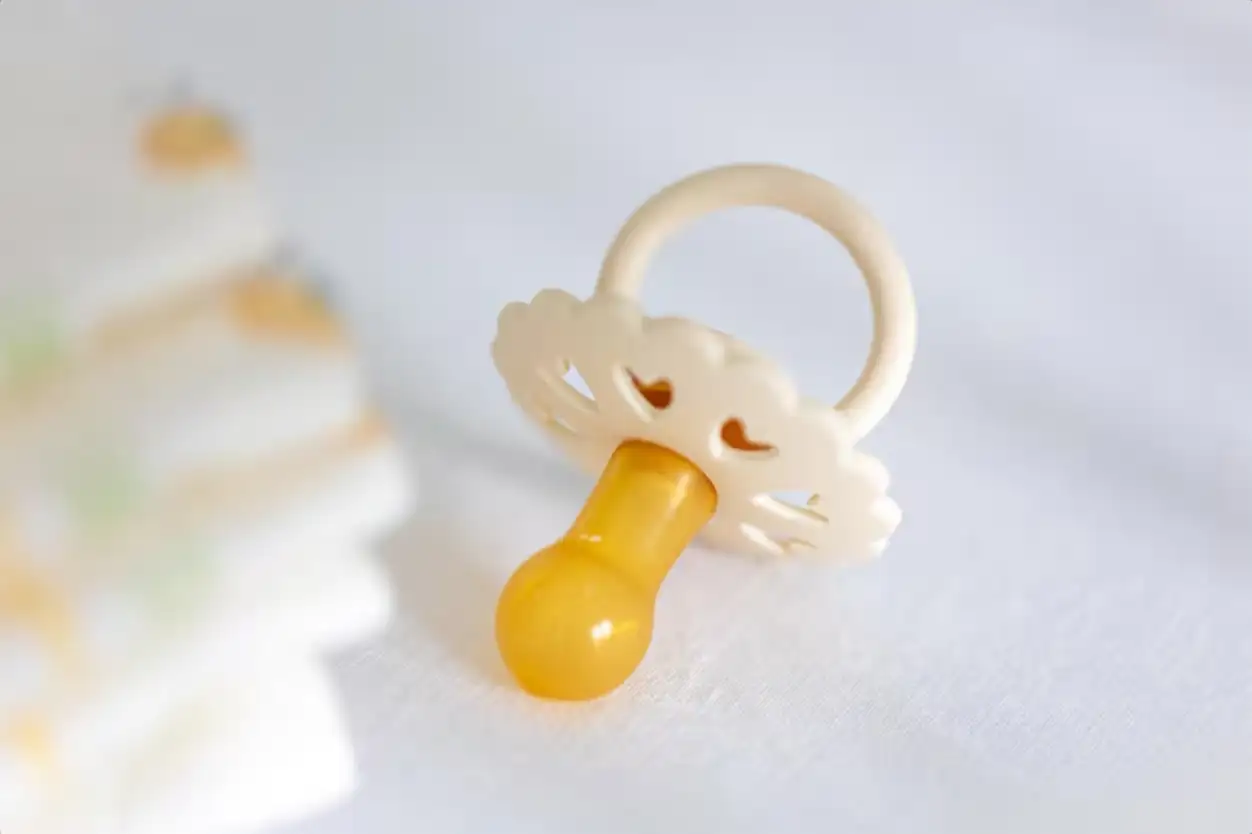 Attache tétine : le guide pratique pour un accessoire sûr, durable et vraiment utile