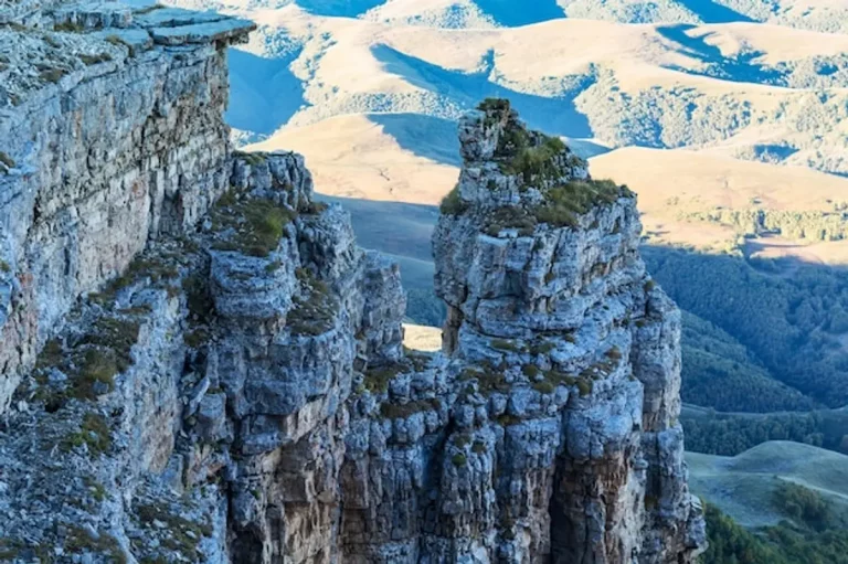 Mont Aiguille : la géologie d&rsquo;une merveille du Vercors et son rôle dans la naissance de l&rsquo;alpinisme