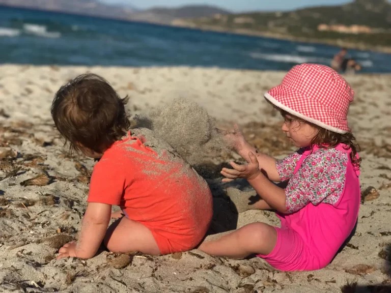 Barbara Pompili sillonne les plages pour sauver la biodiversité marine