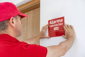 Homme posant une alarme