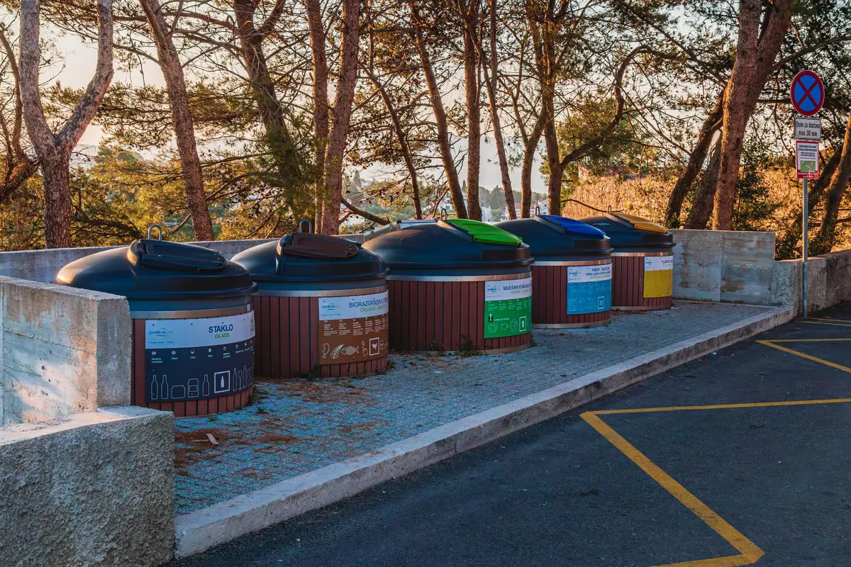 Conteneurs en déchetterie