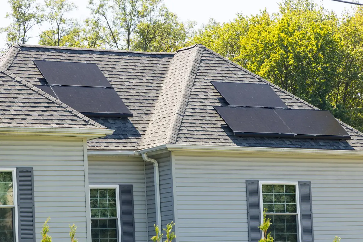 Panneaux solaires sur le toit d’une maison